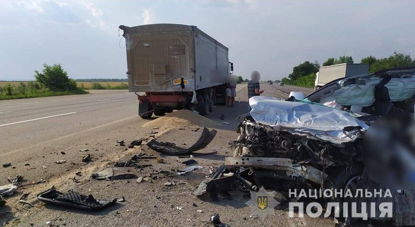 На пустой трассе: появилось видео момента смертельной аварии с зерновозом в Одессе