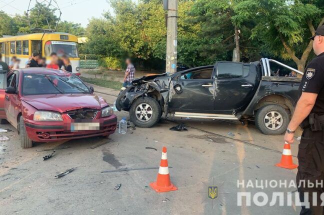 Одесса: в ДТП у Молодой Гвардии пострадали трое мужчин и ребенок