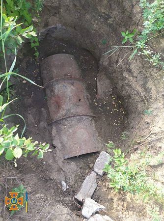 В Одесской области посреди поля обнаружили бочки с химикатом — вызвали спасателей