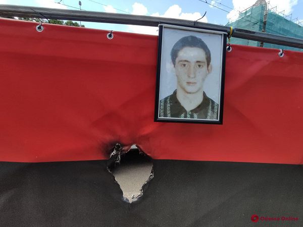 На Преображенской заменили флаг на месте гибели первых жертв трагедии 2 мая, который подожгли вандалы