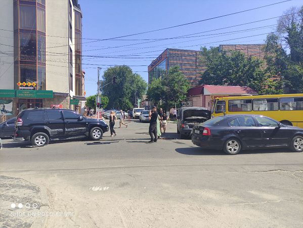 С разницей в пять минут в центре Аккермана произошло два ДТП: в одном из них мог пострадать ребенок