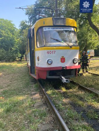 Косивший траву коммунальщик попал под трамвай в Одессе 02