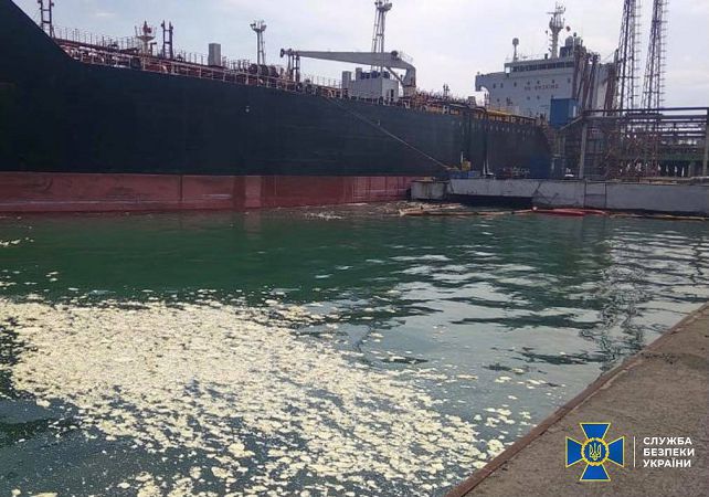 СБУ вручила подозрение за сброс 8.5 тонн масла в море