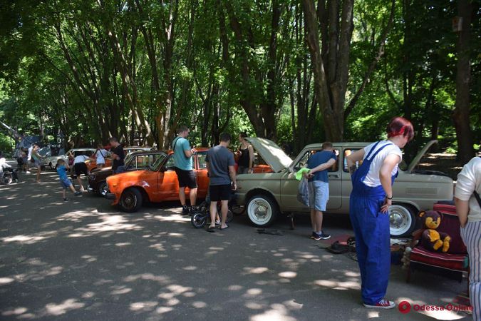 Почти все на ходу: в Одессе на 411-й батарее проходит выставка ретро-автомобилей (фото)