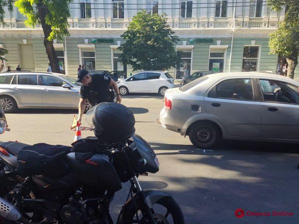 В центре Одессы произошло ДТП с участием лекговушки и мотоцикла