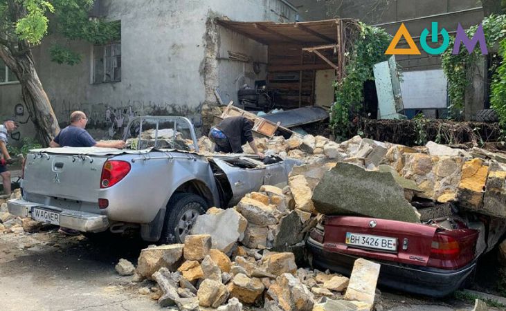 Разбитые авто, рухнувшие деревья и перебои с транспортом — ливень затопил улицы Одессы (ФОТО, ВИДЕО)