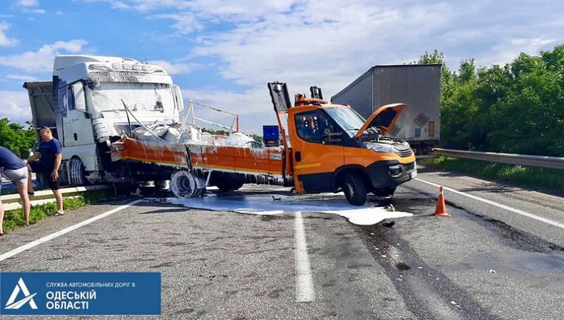 В Одесской области фура въехала в автомобиль рабочих, наносивших разметку на киевской трассе: есть пострадавшие