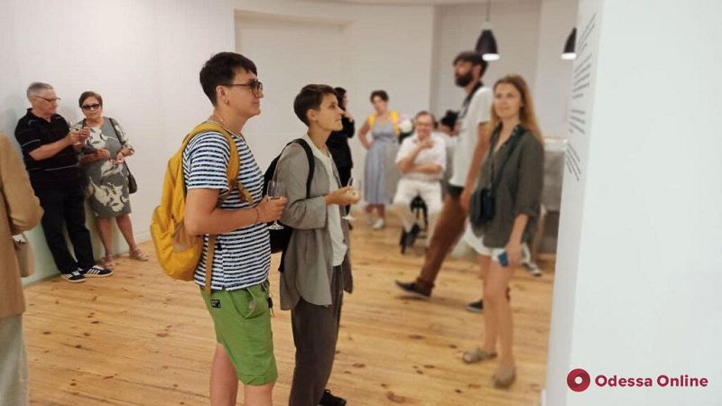 Пограничные состояния людей: в Одессе открылась выставка «Камень ножницы бумага» (фото)