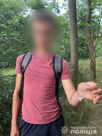 Промышлял закладками наркотиков: юного измаильчанина задержали в одесской Аркадии