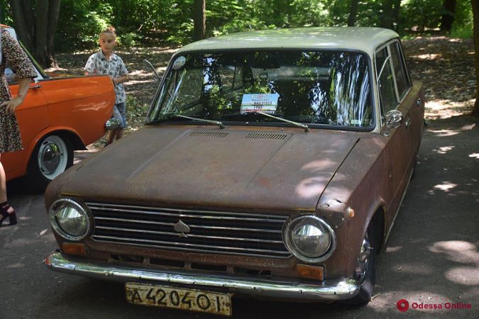 Почти все на ходу: в Одессе на 411-й батарее проходит выставка ретро-автомобилей (фото)