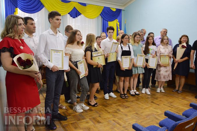 В Килии впервые наградили выпускников-медалистов стипендиями из городского бюджета