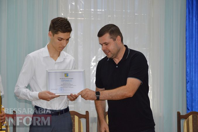В Килии впервые наградили выпускников-медалистов стипендиями из городского бюджета