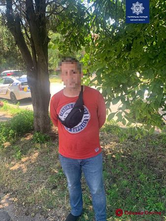В Одессе воры на Audi, уходя от погони, врезались в столб — один из них напал на патрульного