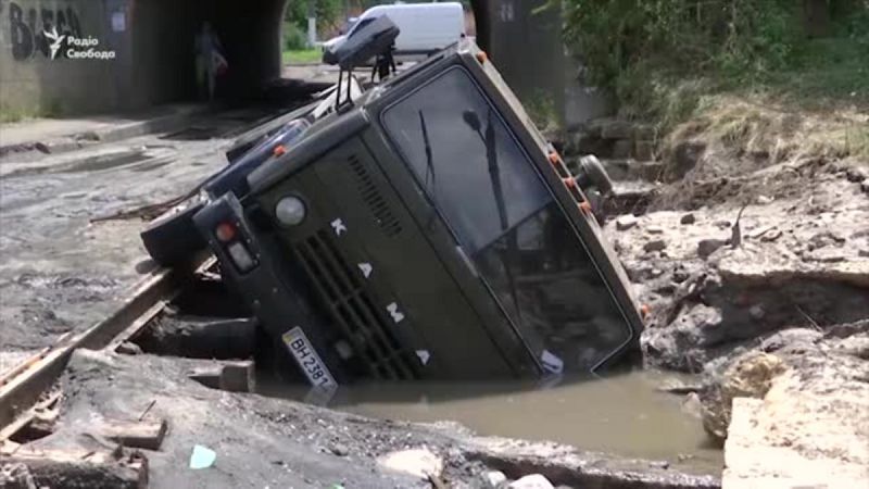 Повінь в Одесі: повалені дерева, затоплені автівки і постраждалий бізнес (відео)