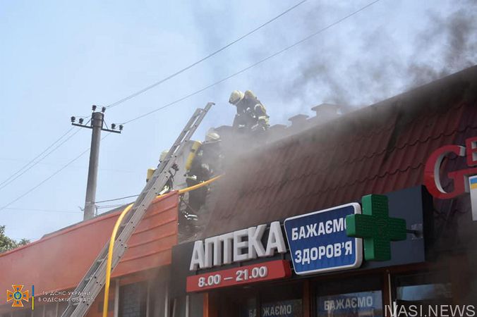 На Таирова огнем уничтожен товар в трех магазинах