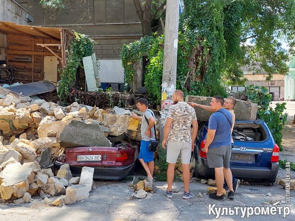 В центре Одессы стена рухнула на автомобили (фото)