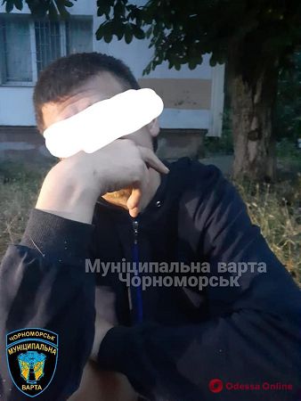 «Копался в земле возле школы»: в Черноморске задержали разыскиваемого автоугонщика
