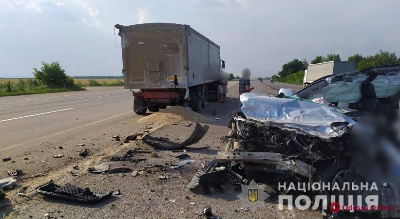 В Одесской области на киевской трассе Land Cruiser врезался в прицеп грузовика — водитель погиб на месте