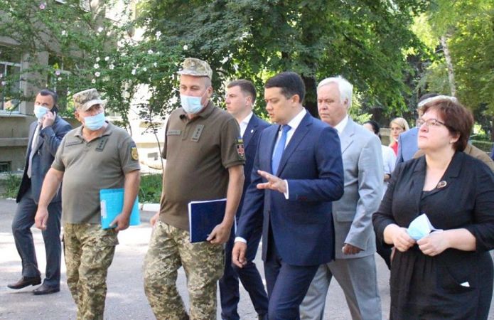 Дмитро Разумков в Одеському госпіталі відвідав поранених захисників і нагородив військових медиків