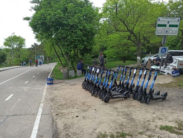 Трассу здоровья в Одессе зачищают от самокатов, но пока безуспешно