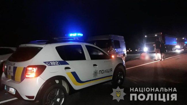 Водитель автомобиля Nissan сбил троих человек на пешеходном переходе на Одесчине: погибли женщина с ребенком 02