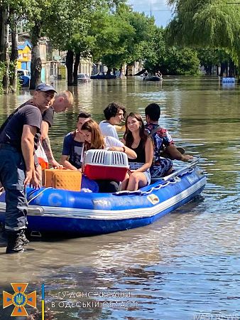 На Атамана Головатого застрявших людей переправляли лодками
