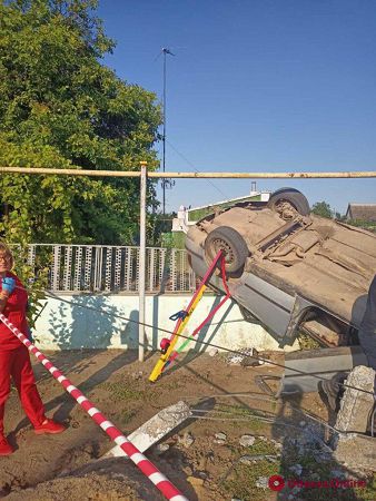 Смертельная авария под Одессой: автомобиль перевернулся и повис на заборе (фото)