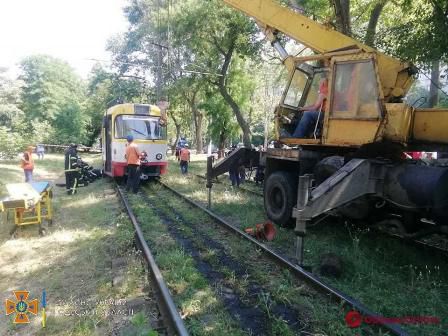 Косил траву: в Одессе мужчина попал под трамвай