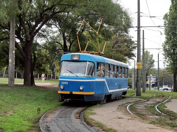 В Одесі комунальник потрапив під трамвай: його госпіталізували