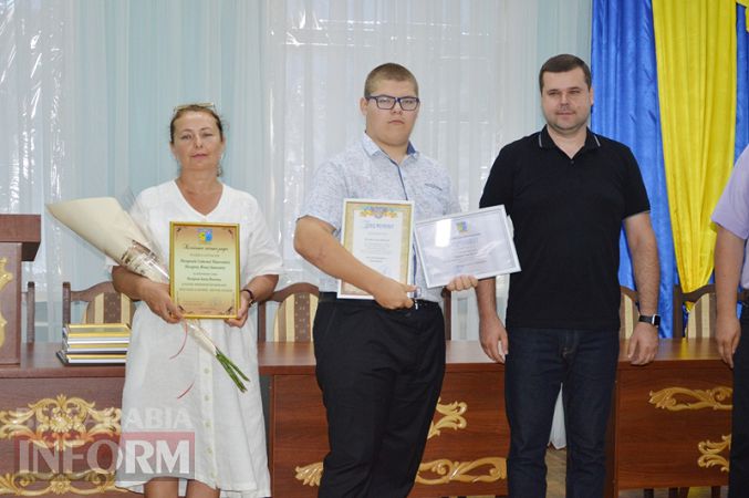 В Килии впервые наградили выпускников-медалистов стипендиями из городского бюджета