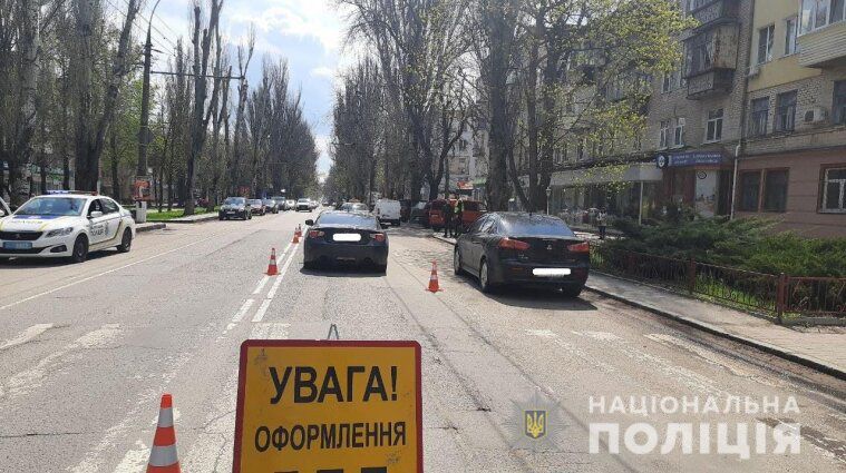 Смертельна ДТП на трасі Одеса-Рені: водій легковика влетів під зерновоз — фото