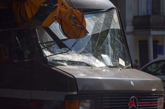 На Степовой произошло ДТП с участием автокрана и автобуса: есть пострадавший
