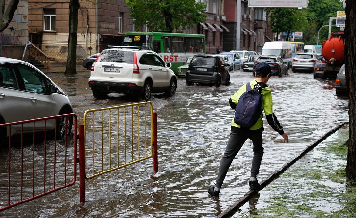 Негода в Одесі: які вулиці досі підтоплені та як працює транспорт