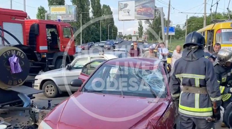 В Одесі сталась ДТП на трамвайних коліях за участі трьох автівок: постраждали пішоходи. Відео