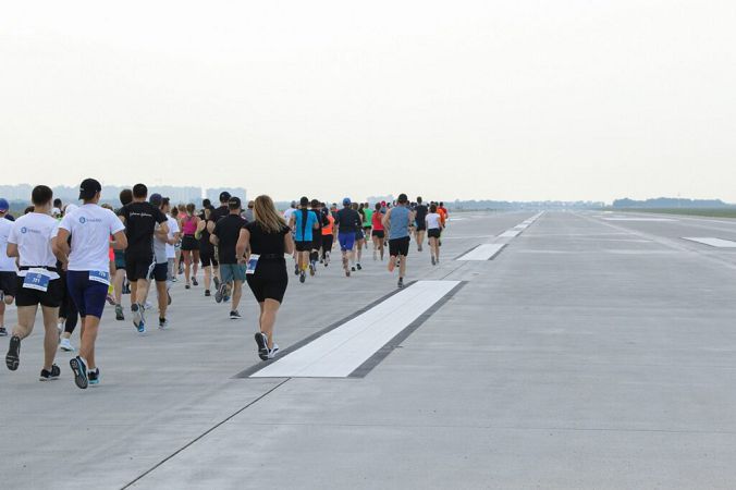 На новой взлетно-посадочной полосе Одесского аэропорта устроили соревнования по бегу