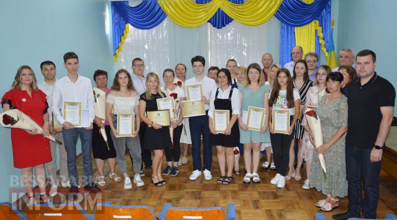 В Килии впервые наградили выпускников-медалистов стипендиями из городского бюджета