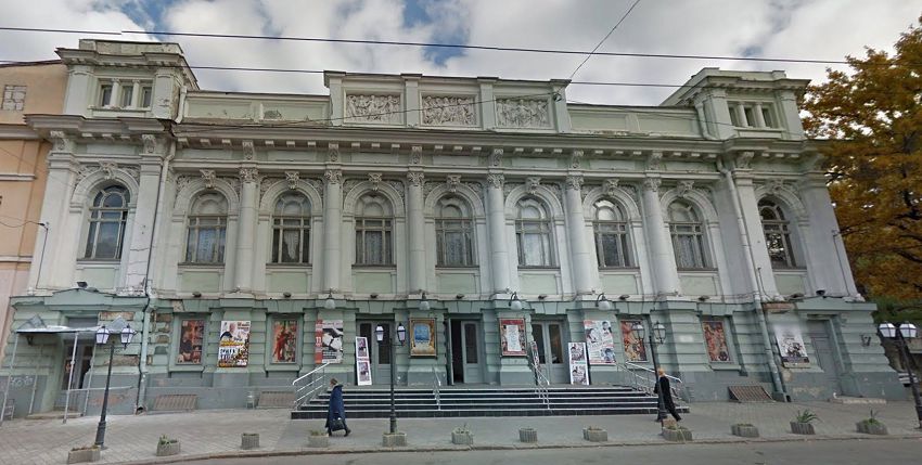 В Украинском театре выкинули старинные окна на свалку