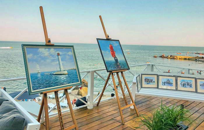 В Одессе над пляжем открылась выставка картин маринистов
