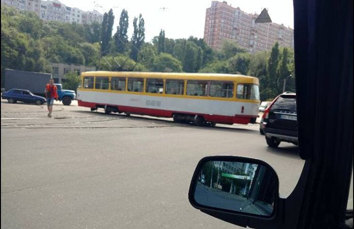 В Одессе сошел с рельсов трамвай, приостановлено движение трех маршрутов