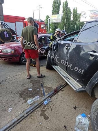 В Одессе автомобиль перевернулся на ходу и полетел на группу пешеходов: видео момента аварии и фото последствий