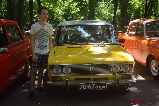 Почти все на ходу: в Одессе на 411-й батарее проходит выставка ретро-автомобилей (фото)