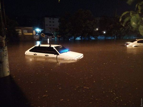 В Одесі нищівна повінь: літаки не могли приземлитися, десятки авто і домів затопило