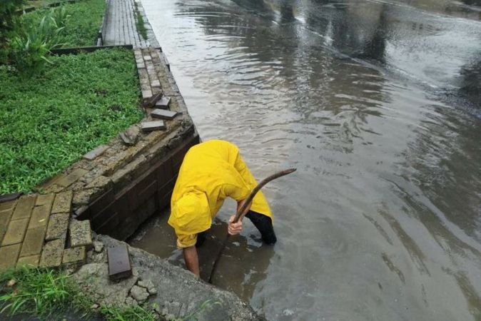 Из-за последствий дождя в Одессе сократили троллейбусный маршрут