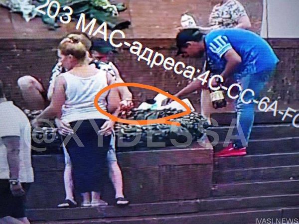 В Одессе компания устроила пикник у Вечного огня