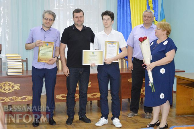 В Килии впервые наградили выпускников-медалистов стипендиями из городского бюджета