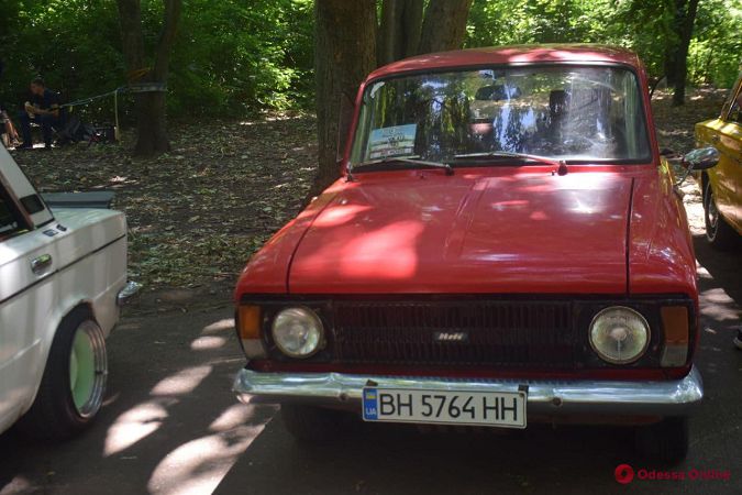 Почти все на ходу: в Одессе на 411-й батарее проходит выставка ретро-автомобилей (фото)