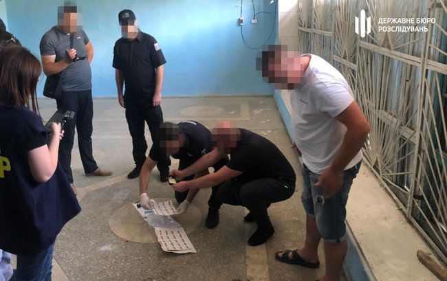 Чиновников ГСЧС и Госмиграции задержали при получении взяток на Одесчине, — ГБР. ФОТОрепортаж