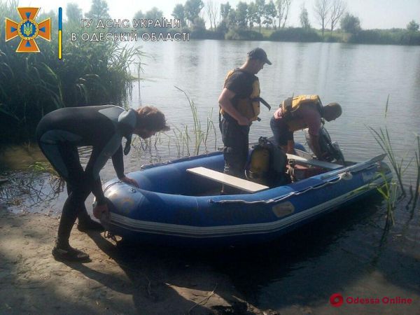 Выпал из лодки: в Одесской области на Днестре ищут пропавшего рыбака