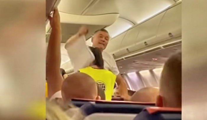В Одесском аэропорту пассажира сняли с рейса – он отказывался надеть маску (видео)