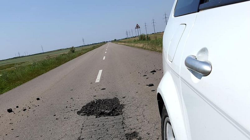 Перегруженная фура оставила большую выбоину на автодороге Т-16-30 в Килийской ОТГ
